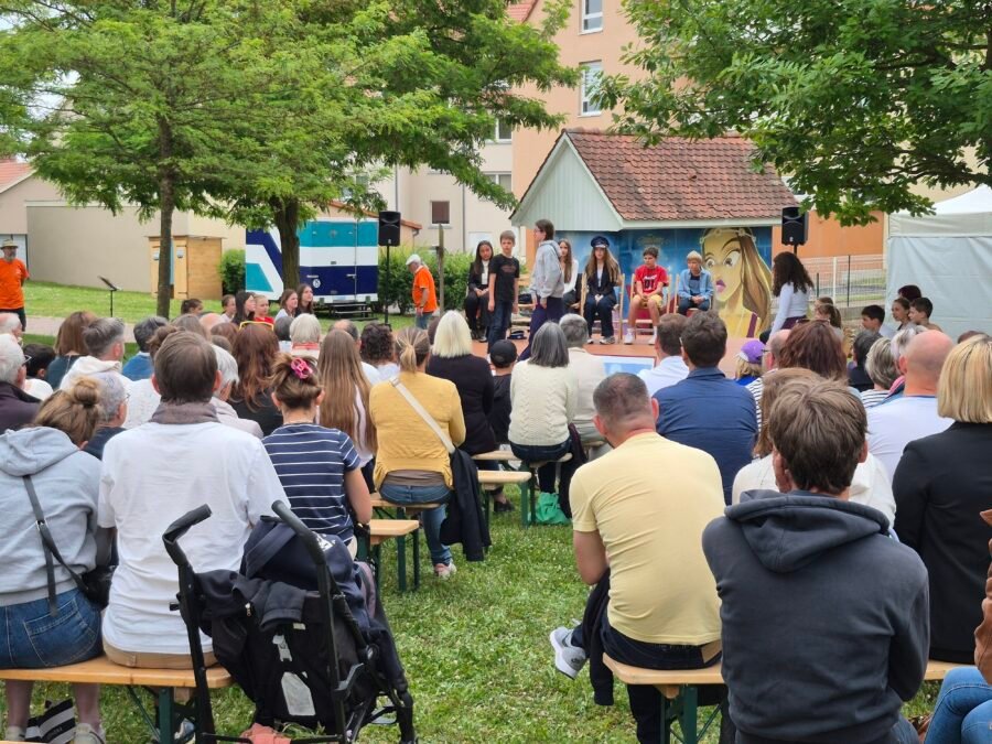 Tous en scène sous le regard attendri des proches et parents !