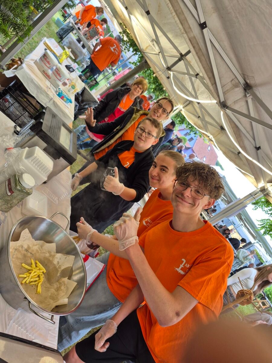 La friterie du bidule gourmand bat son plein avec les garçons !