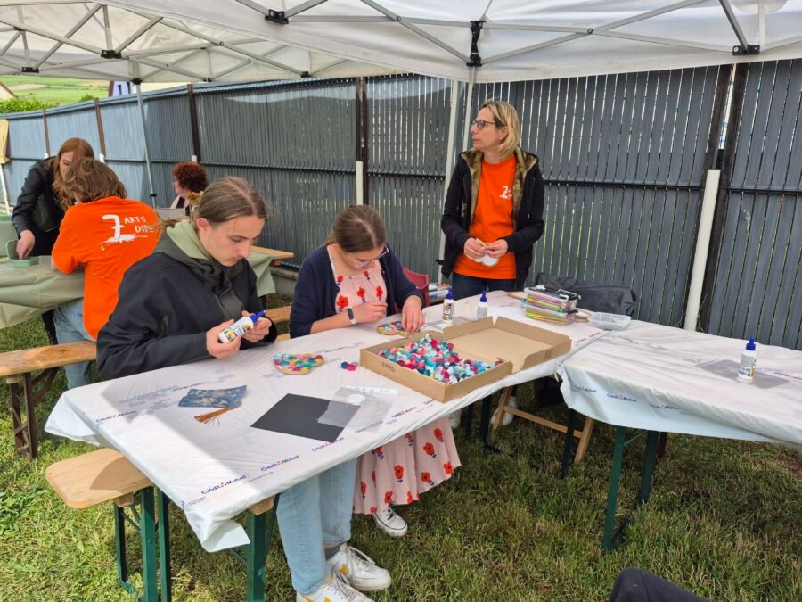 Caroline et Samuel lors de l'atelier confections artistiques pour la fête des mères !