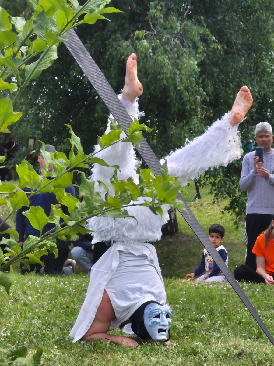 L'artiste de la troupe Cirk'étoile dans un moment d'émerveillement !