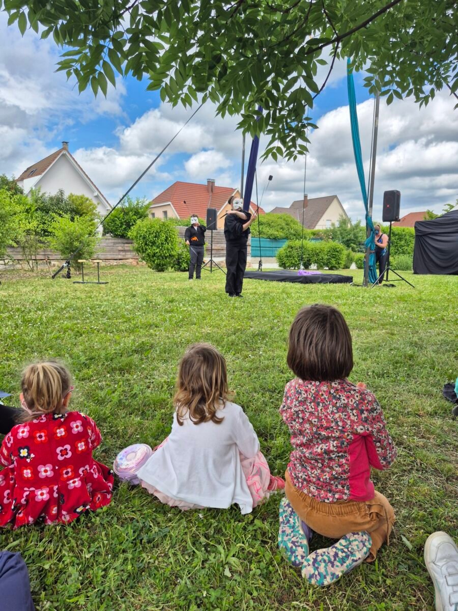 Les petits enchantés par la performance des artistes du Cirk'étoile