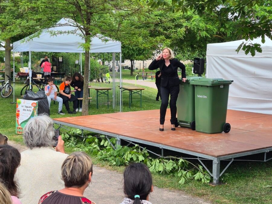 Notre comedienne des ateliers adultes sur scène pour une performance hilarante !