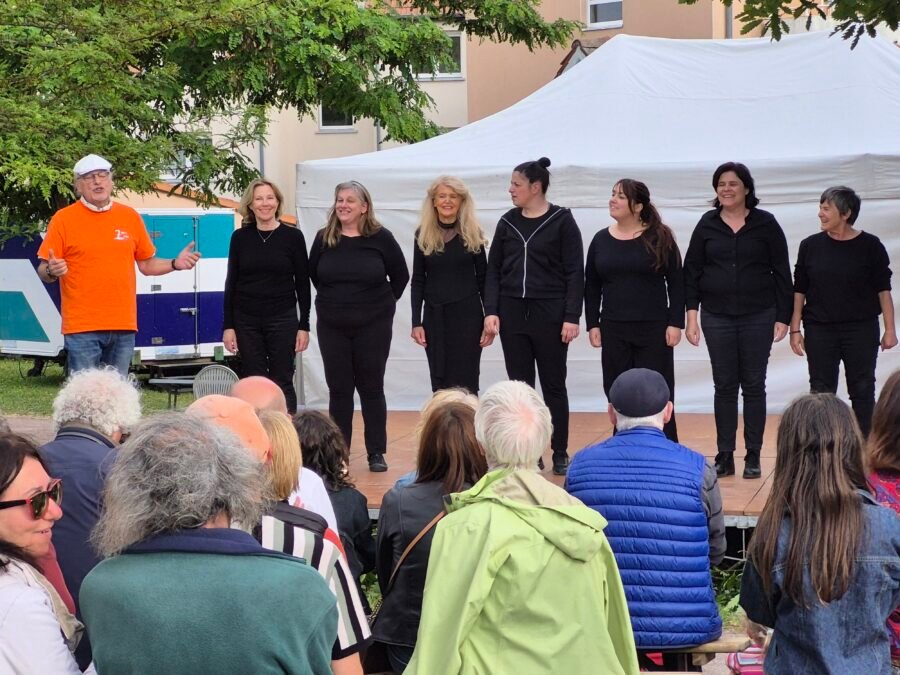 La troupe des ateliers adultes réunie autour d'Yves Grandidier !